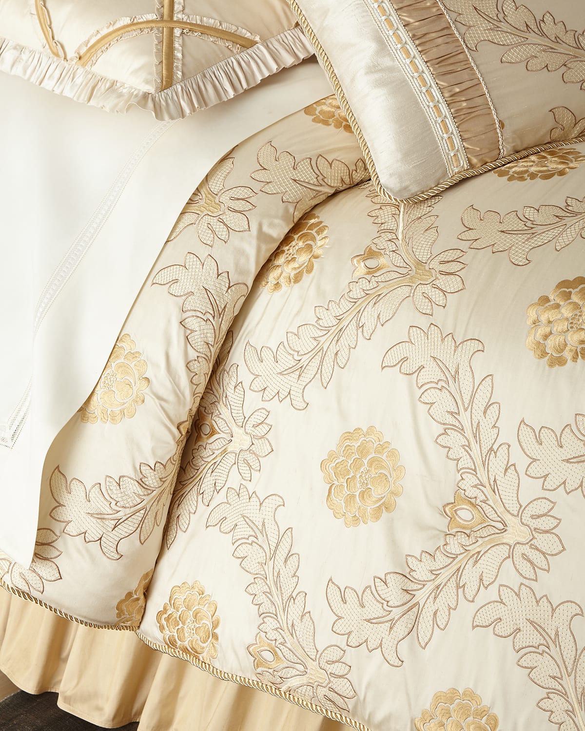 Image Austin Horn Collection Coronado Floral Queen Comforter