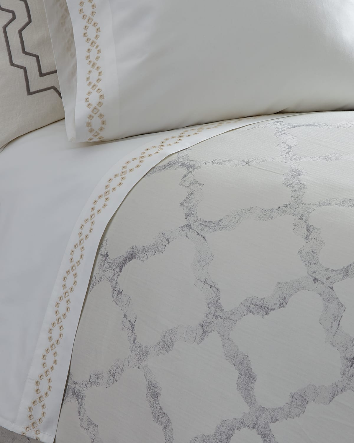Image Vera Wang King Diamond Eyelet 400 Thread-Count Fitted Sheet