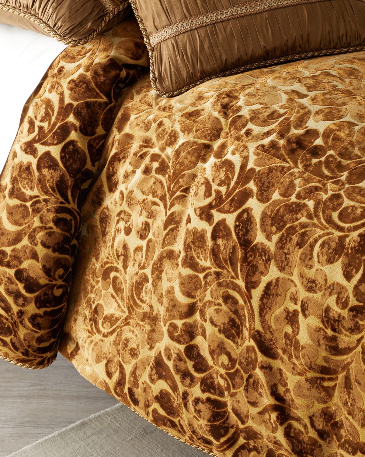 Image Austin Horn Collection Luxe Queen Comforter