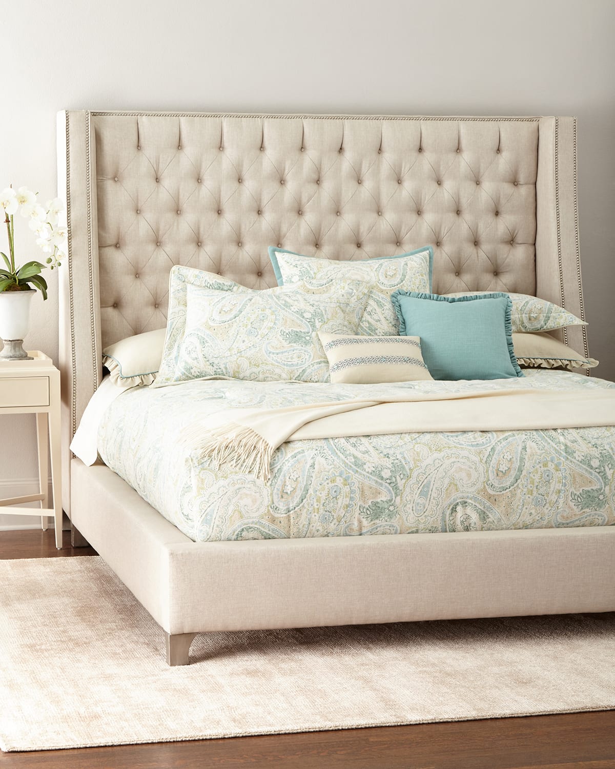 Двуспальная мягкое изголовье. Кровать Rhapsody Queen Tufted Bed 5070-9055. Кровать Tufted Headboard. Кровать Квин сайз. Кровать Emily с мягким изголовьем em2010.