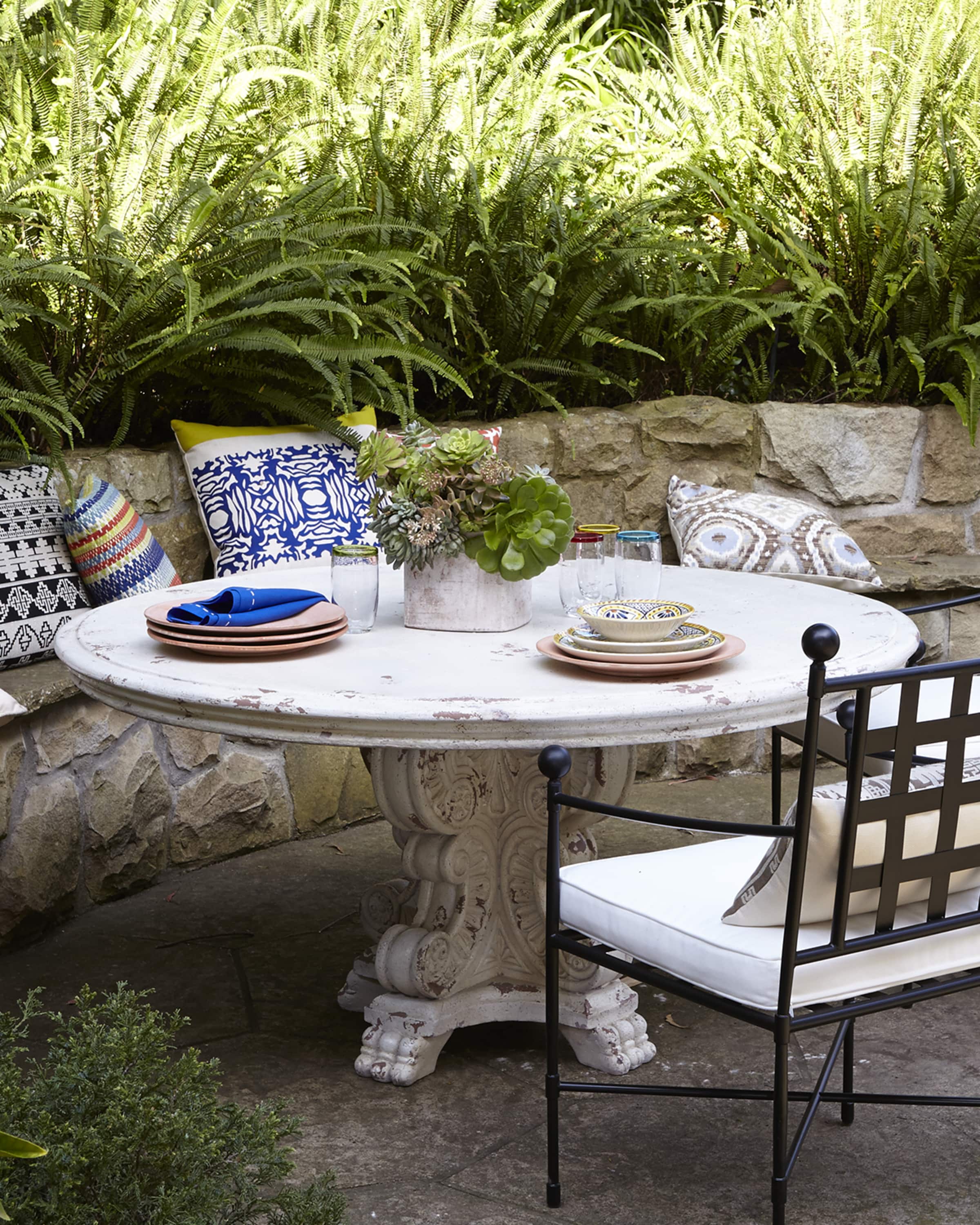 Round outdoor patio table best sale