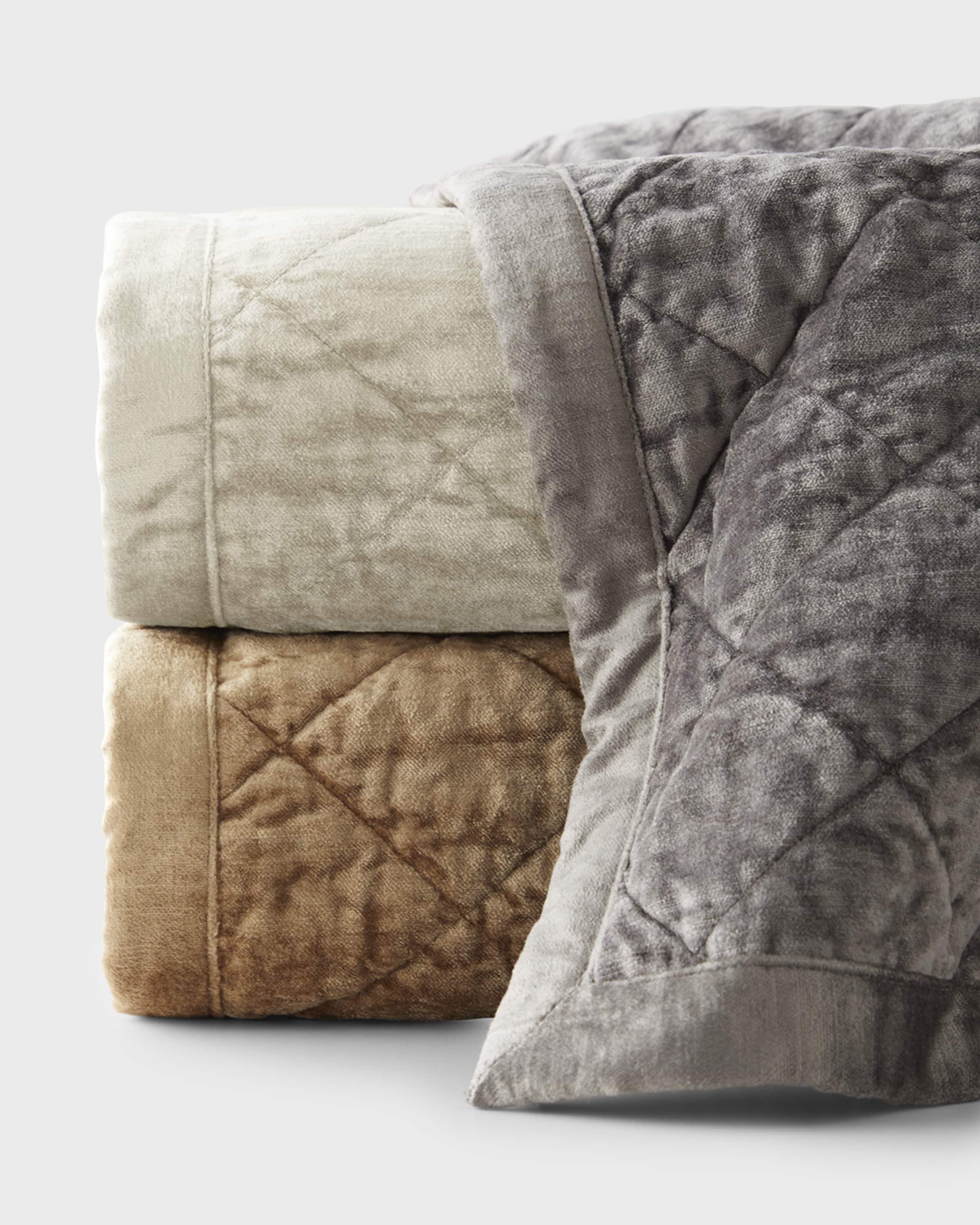Amity Home Simona Velvet Quilt, Queen