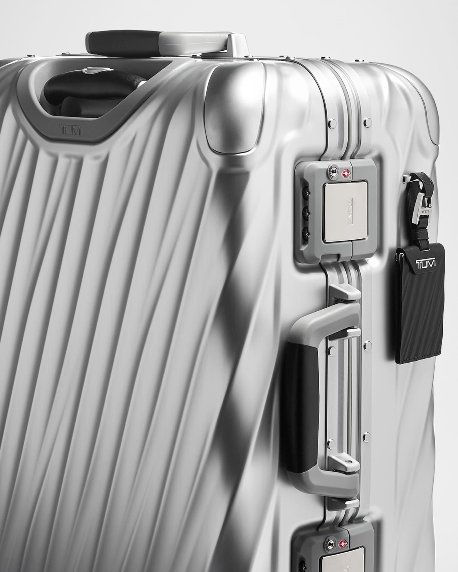 Tumi 19 degree sale outlet